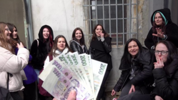Ofereceu dinheiro para comer as estudantes – CzechStreet