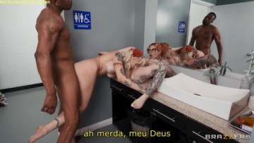 Chantal Danielle, Kitty Quinn – Rock And Rolla – Desastre No Restaurante