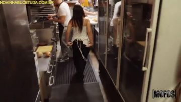 Violet Gems – Garçonete Safada Precisa De Um Gangbang No Restaurante Para Se Satisfazer