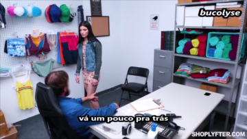 Chantageando a funcionária ladra – shoplyfter