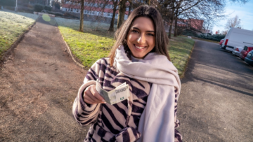 Persuadiu a morena gostosa e ela aceitou foder por dinheiro – PublicAgent